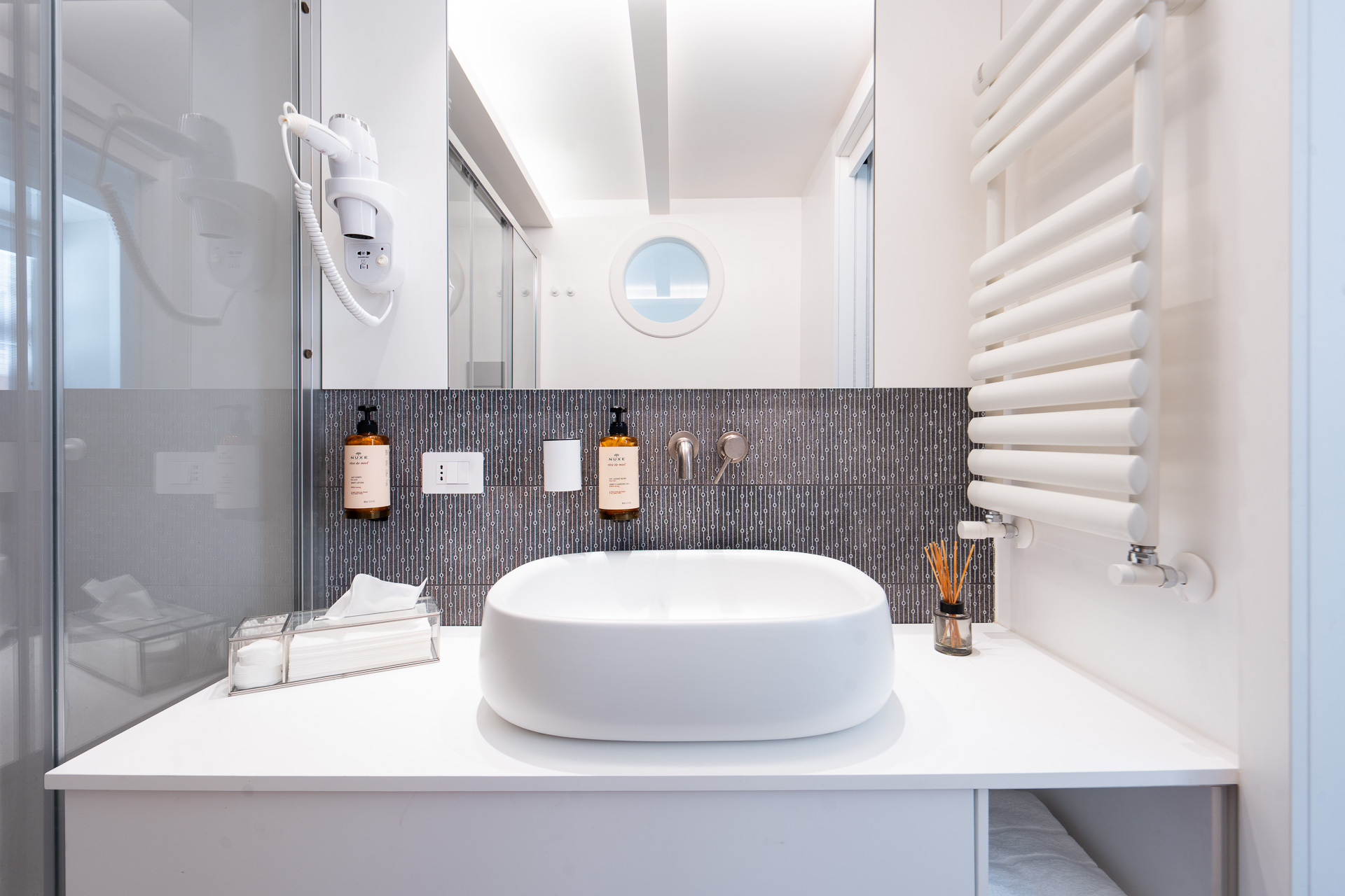 _nf-LeisureDomus_43_M1_Bagno_lavabo con specchio.jpg