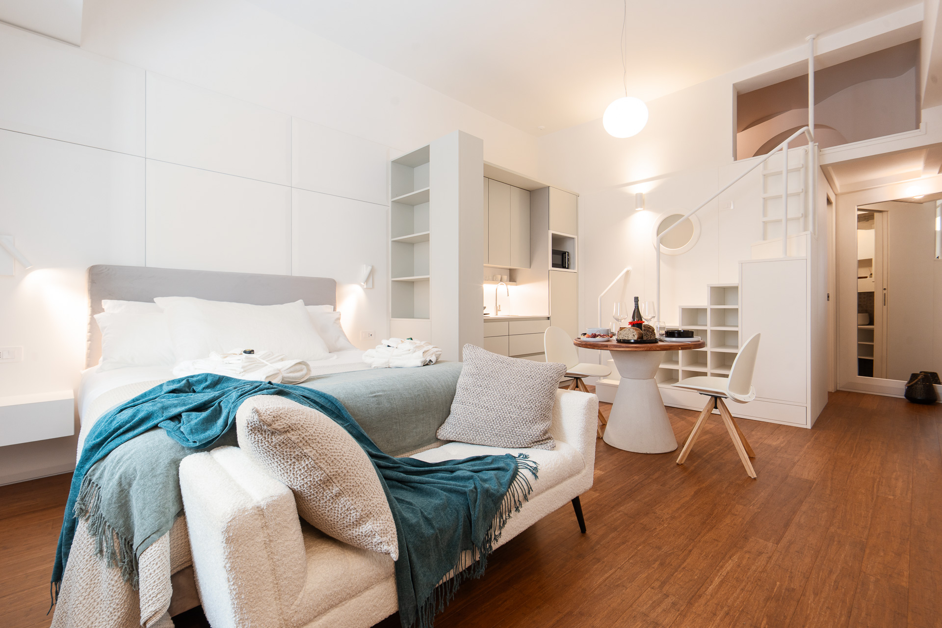 _nf-LeisureDomus_66_M2_Letto con vista cucina e ingresso.jpg