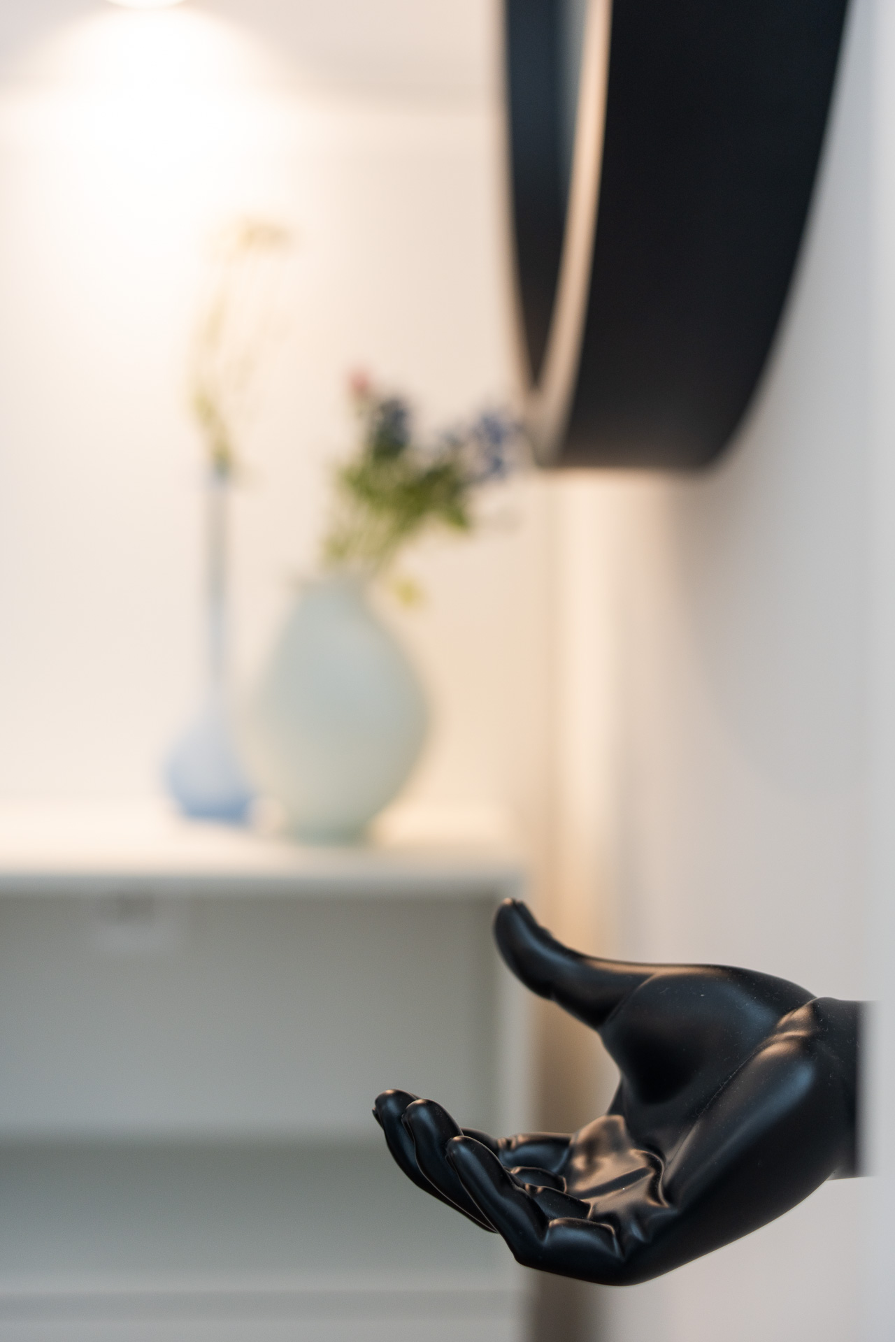 _nf-LeisureDomus_71_M2_scrivania dettaglio mano.jpg