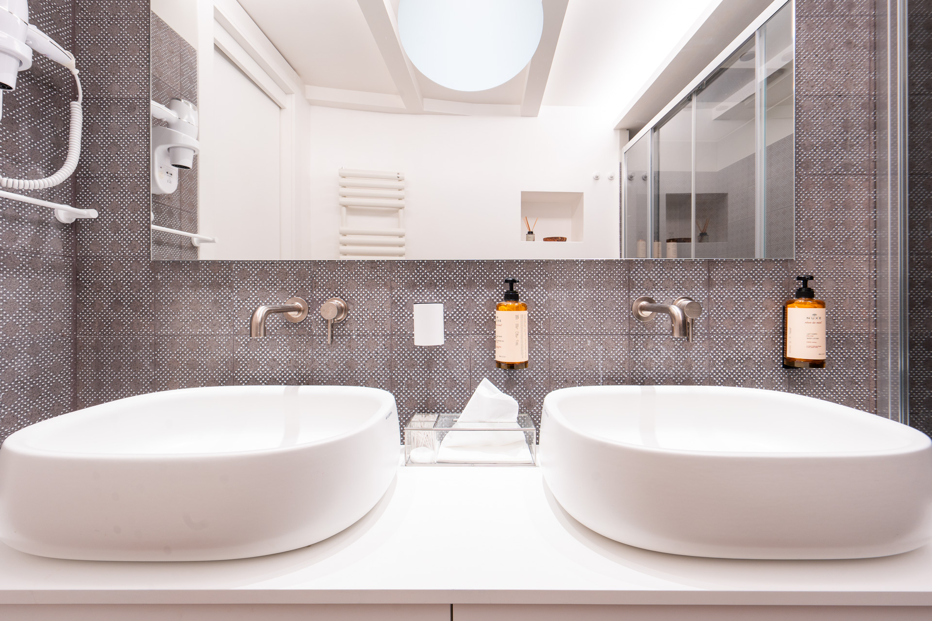 _nf-LeisureDomus_74_M2_Bagno lavandini con specchio.jpg