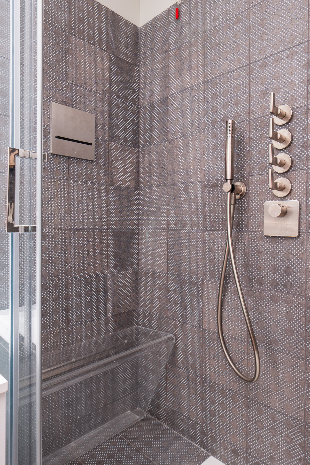 _nf-LeisureDomus_77_M2_Bagno dettaglio doccia con cascata.jpg